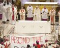 Pápežovu omšu v Québecu narušil protest proti koloniálnej doktríne