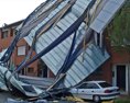 Minitornádo spôsobilo výpadky prúdu a škody na desiatkach domov