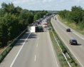 Za Brnom narazilo auto do policajnej dodávky diaľnica do Prahy je zatvorená