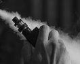 Užívateľov elektronických cigariet pribúda ide najmä o mladých