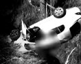 Pád auta do 25 metrov hlbokej rokliny pri Kremnici vodič neprežil