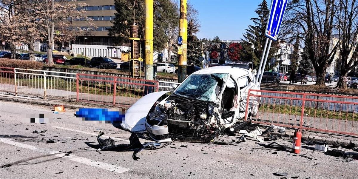 Pri nehode v Košiciach zomreli dvaja ľudia, štyria sa zranili