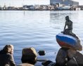 Sochu Malej morskej víly v Kodani pomaľovali farbami ruskej vlajky