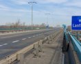 Za Mostom Lanfranconi smerom do Petržalky sa zrazil kamión s autom