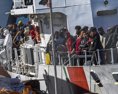 Talianska pobrežná hliadka zachránila v Stredozemnom mori asi 120 migrantov