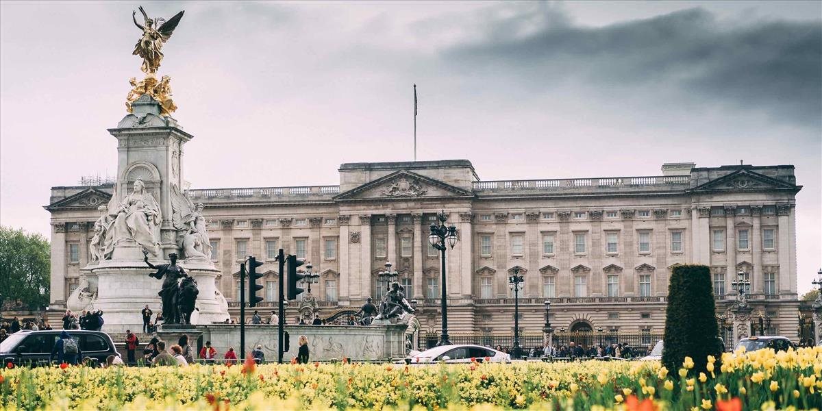 Polícia zatkla pri Buckinghamskom paláci muža, hádzal na pozemok predmety