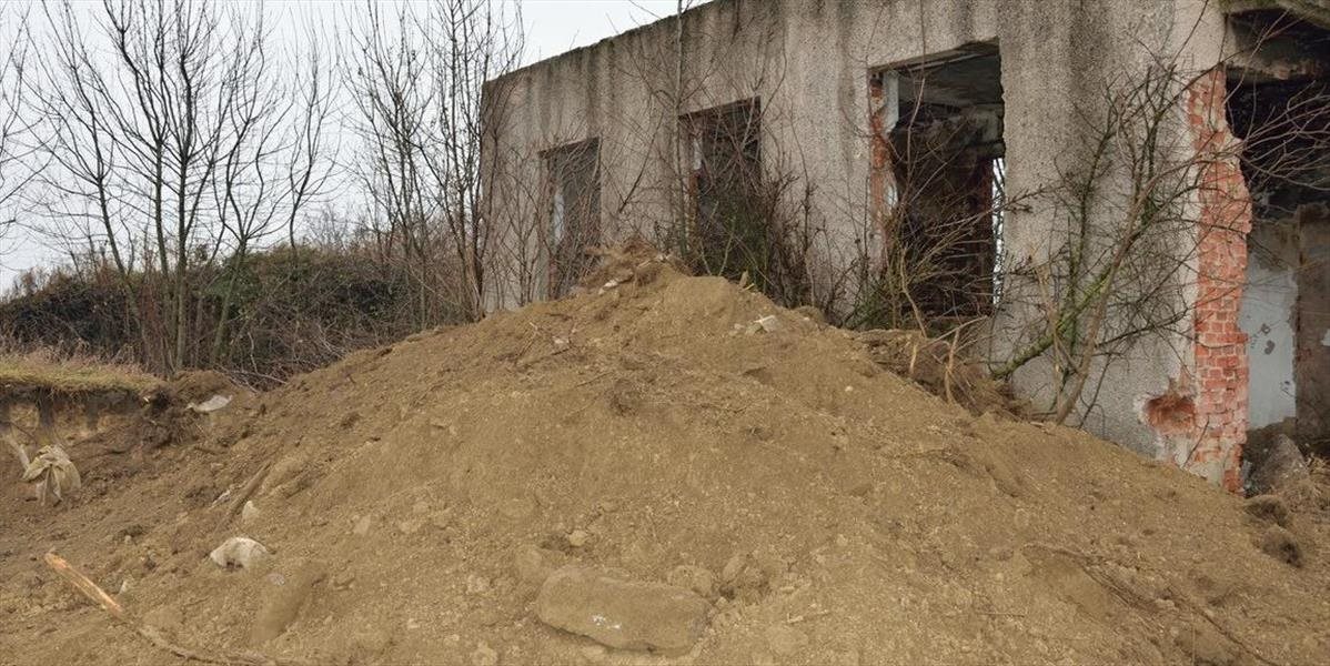Muž zasypal zasypal stavebným odpadom bývalú vodárenskú nádrž v chránenom území