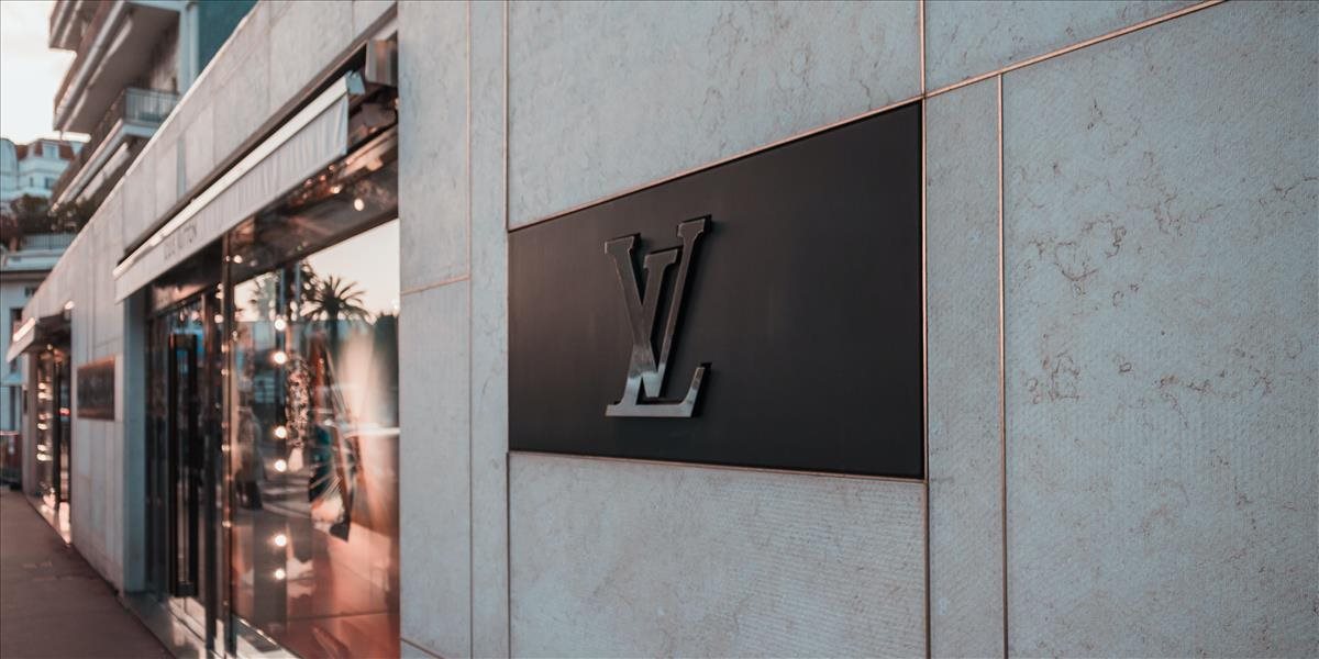 Zlodeji autom vrazili do butiku Louis Vuitton vo Francúzsku, tento rok sa to stalo už druhý krát