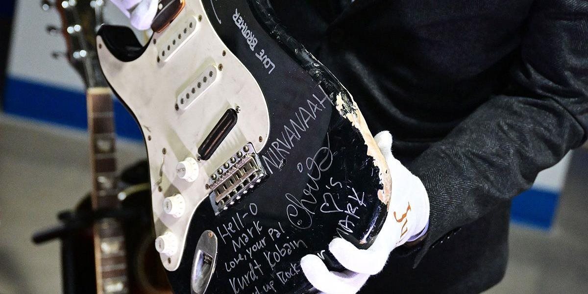 Rozbitá gitara Kurta Cobaina sa v aukcii predala za 10-krát viac, ako sa očakávalo