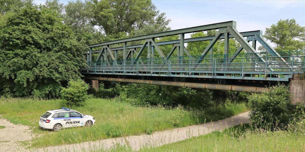 Z železničného mosta v Hlohovci niekto ukradol dočasné osvetlenie