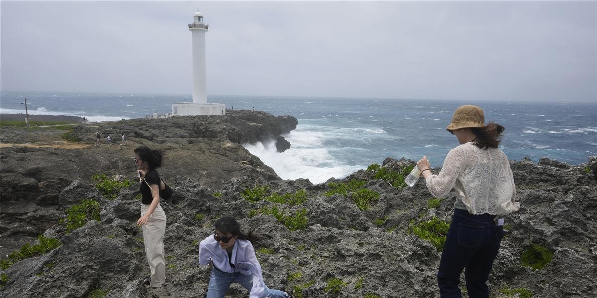 Japonsko zasiahli prudké dažde súvisiace s tropickou búrkou Mawar