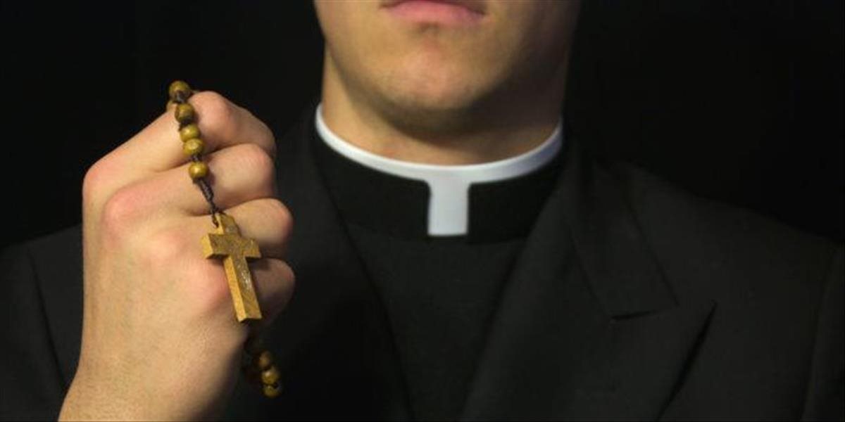 Obeť zneužívania v Nemecku žiada od cirkvi a emeritného pápeža 350.000 eur