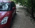 Cesty a domy v obci Zemianske Podhradie zaplavila prívalová vlna