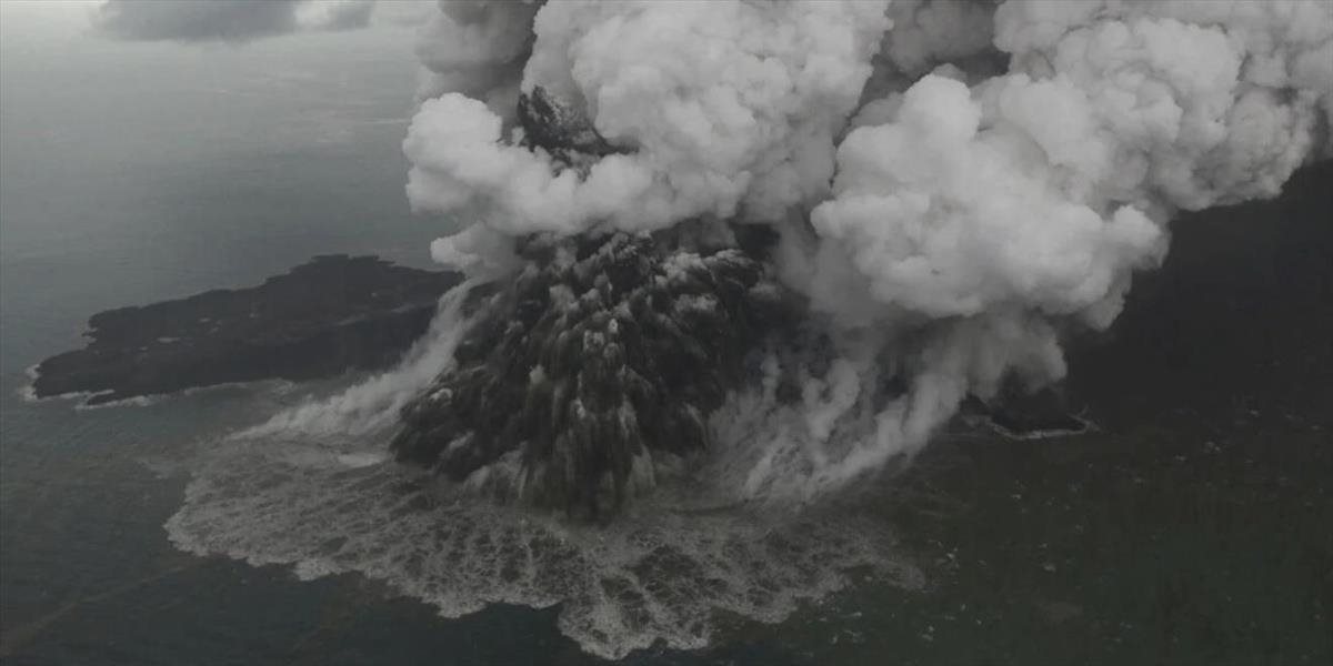 Popol chŕlila do výšky troch kilometrov, v Indonézii vybuchla sopka Anak Krakatoa