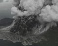 Popol chŕlila do výšky troch kilometrov v Indonézii vybuchla sopka Anak Krakatoa