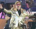 Elton John uzatvoril festival Glastonbury svojím posledným koncertom v Británii