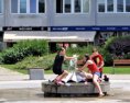 Bratislavská mestská časť  Karlova Ves pripomína že fontány neslúžia na kúpanie majú ochladiť