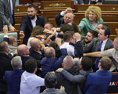 V kosovskom parlamente vypukla potýčka počas premiérovho prejavu o napätí so Srbmi