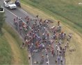 Po hromadnom páde dočasne prerušili 14. etapu Tour de France