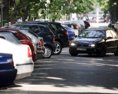 Od 1. októbra nadobudne platnosť celoplošný zákaz parkovania vozidiel na chodníkoch. Podľa prieskumu štvrtina majiteľov domov nevie kde bude parkovať