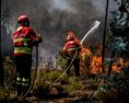 Na juhu Portugalska naďalej zúri lesný požiar úrady evakuovali asi 1400 ľudí