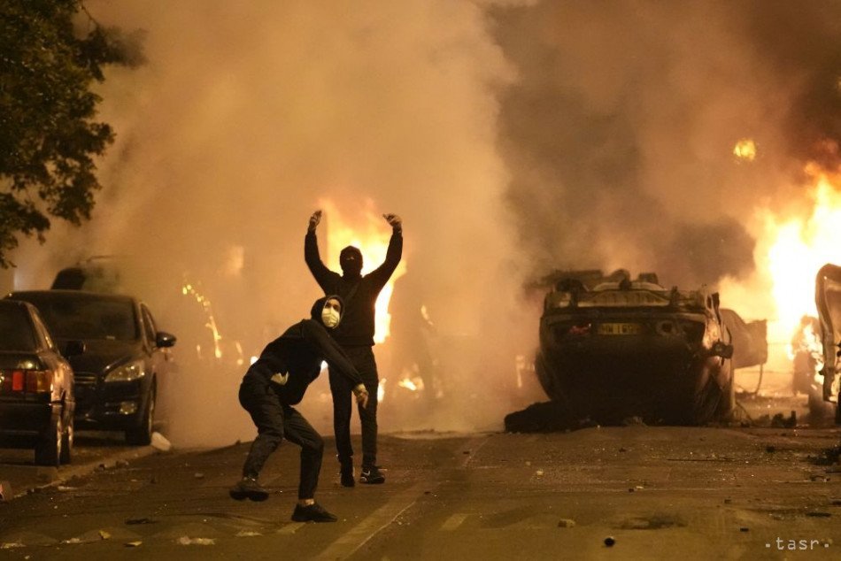 Maskovaní demonštranti počas nepokojov vo Francúzsku.