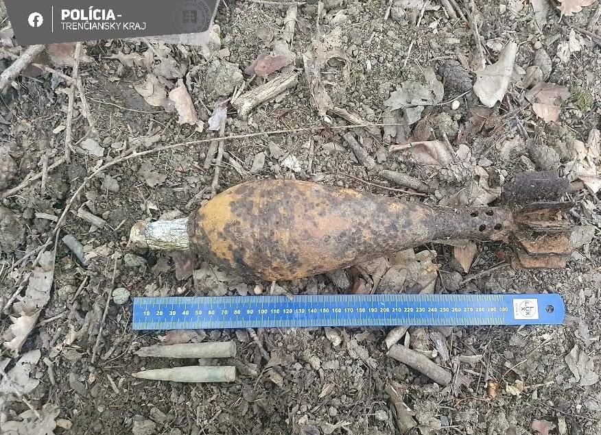 nájdená delostrelecká mína kalibru 82 milimetrov sovietskej výroby a náboje Mauser nemeckej výroby