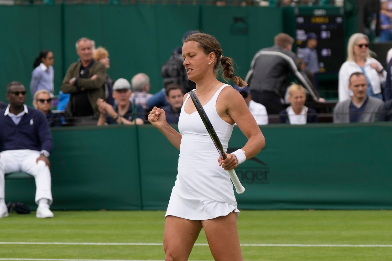 Česká tenistka Barbora Strýcová oslavuje bod v zápase 1. kola dvojhry žien na turnaji v londýnskom Wimbledone proti Belgičanke Maryne Zanevskej.
﻿