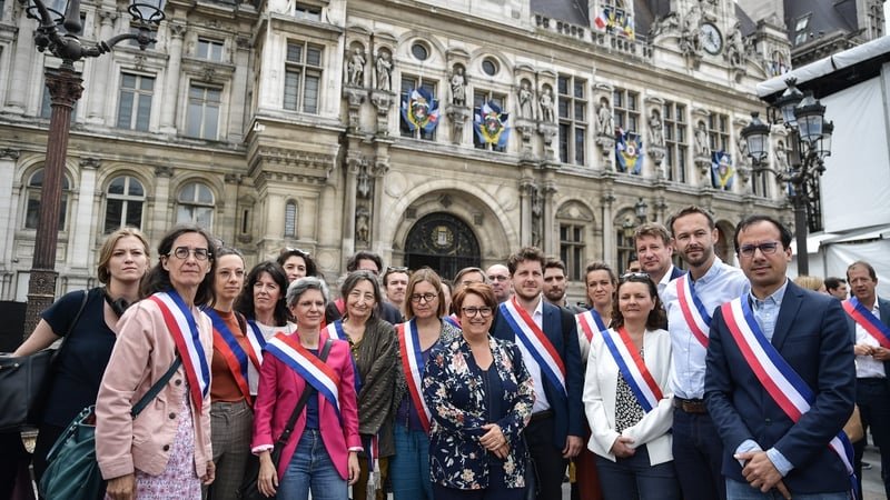 Starostovia a zástupcovia sa zhromaždili, aby vyjadrili solidaritu starostom Lá Hay-les-Roses kvôli nepokojom pri Parížskej radnici.