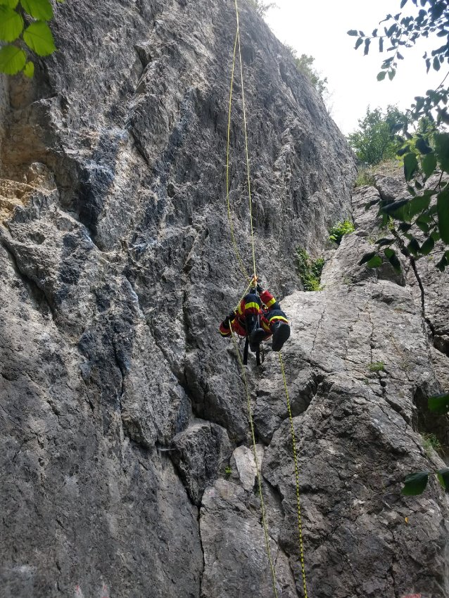 výcvik členov hasičského zboru v Trenčíne na brale Skalka