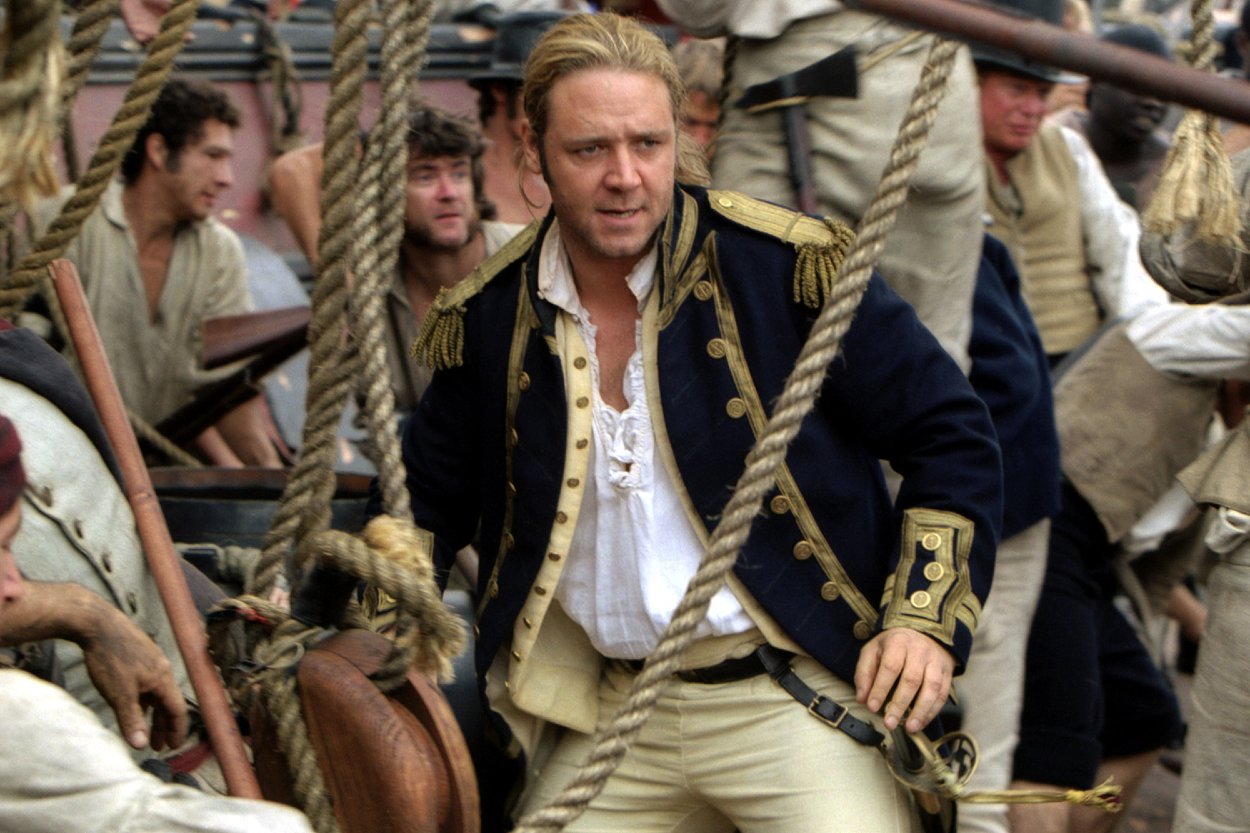 Russell Crowe v úlohe námorného kapitána Jacka Aubreyho vo filme Master and Commander: The Far Side of the World z roku 2003.