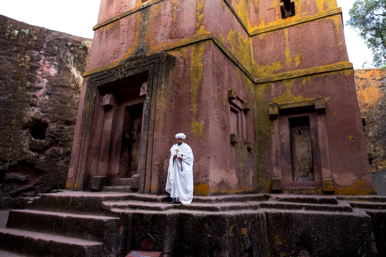 Ninson cestoval po Afrike, zachytávajúc fotografie vrátane tejto fotografie kňaza pred jedným zo slávnych kostolov Lalibela v Etiópii.