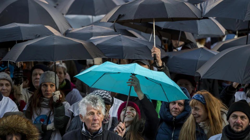 Školský rok v Maďarsku bude podľa nového zákona možné predĺžiť do 15. júla a učitelia budú musieť odučiť 24 hodín týždenne.