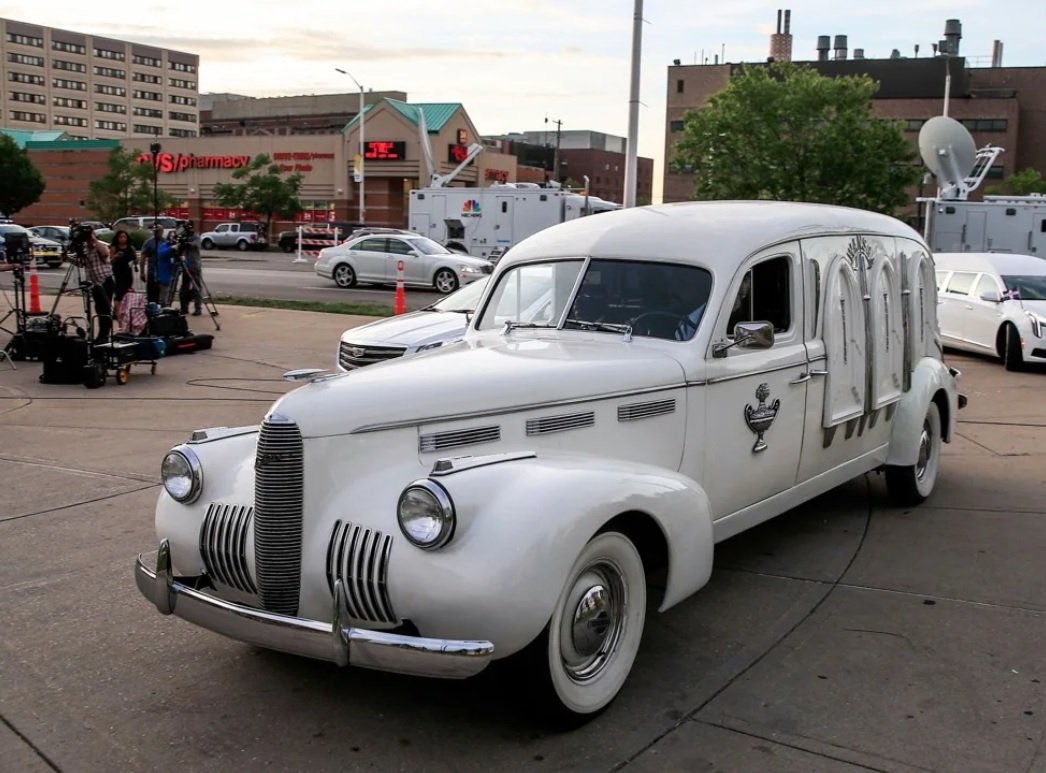 Cadillac LaSalle z roku 1940, ktorý odniesol Arethu Franklinovú na cintorín, videný vtedy pred múzeom Charlesa H. Wrighta  v Detroite.