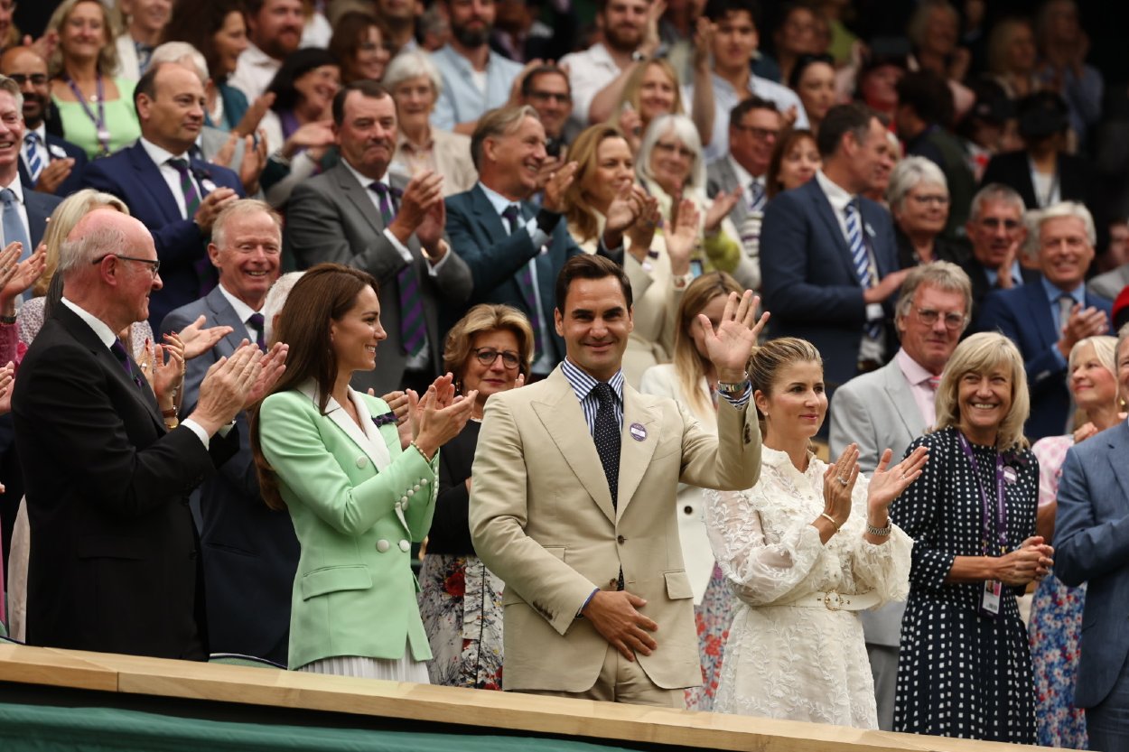 Tento rok je Roger Federer už "iba" čestným hosťom - na snímke s vojvodkyňou Kate.