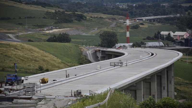 Ministerstvo dopravy by do roku 2030 chcelo dokončiť diaľnicu D1 do Košíc a rýchlostnú cestu R3 na poľské hranice.