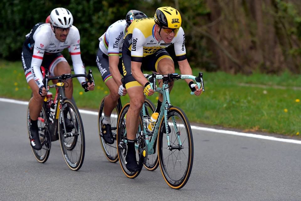 Sep Vanmarcke vedie pelotón v cyklistických pretekoch Gent-Wevelgem v roku 2016.