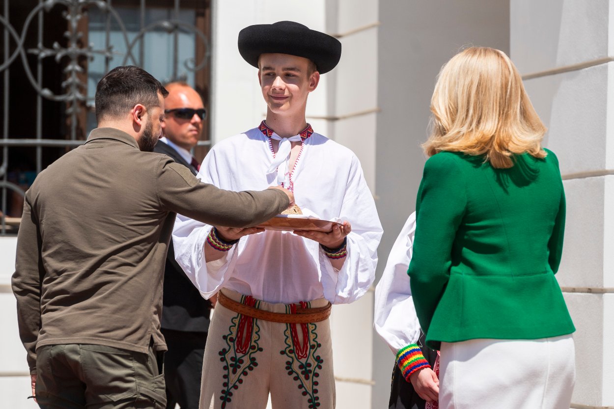 Prezidentka SR Zuzana Čaputová víta ukrajinského prezidenta Volodymyra Zelenského slovenskými zvykmi na nádvorí Prezidentského paláca 7. júla 2023 v Bratislave.