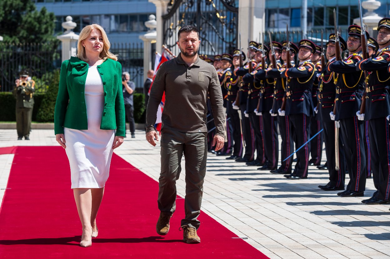 Prezidentka SR Zuzana Čaputová a ukrajinský prezident Volodymyr Zelenskyj počas prehliadky čestnej stráže na nádvorí Prezidentského paláca v Bratislave.