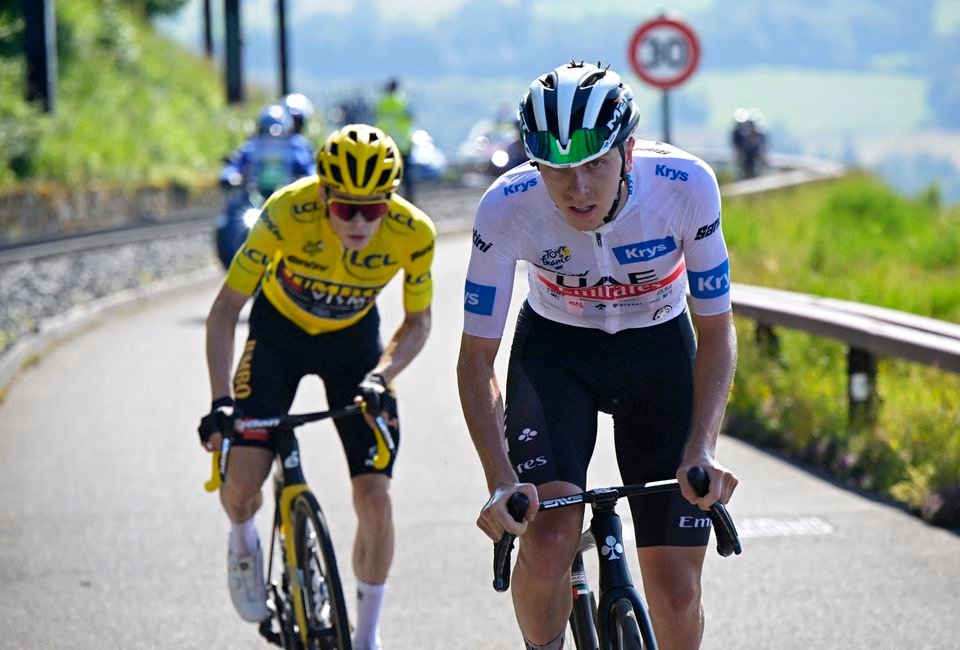 Dán Vingegaard bojujúci so Slovincom Pogačarom na 9. etape Tour de France.