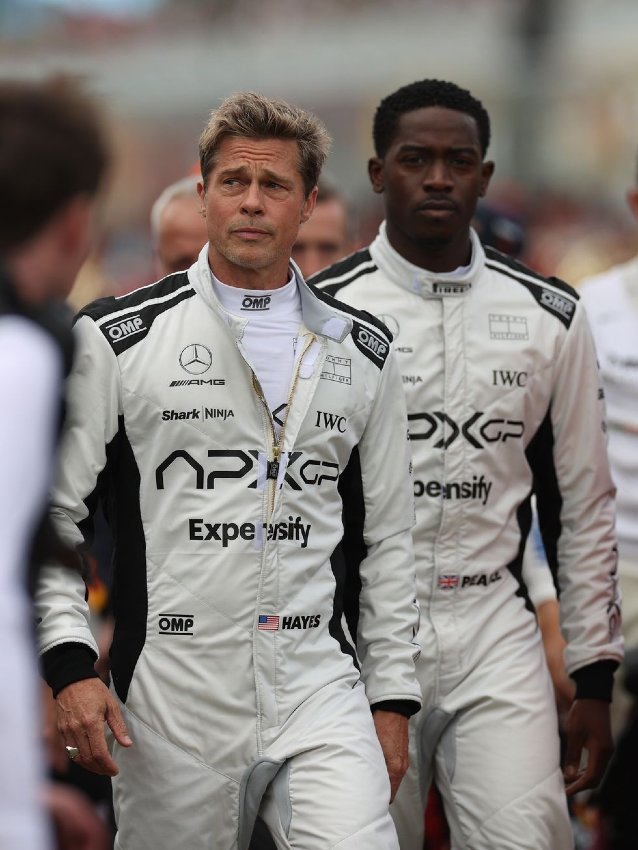 Sonny Hayes (Brad Pitt) a Joshua Pearce (Damson Idris) pri natáčaní nového F1 filmu.