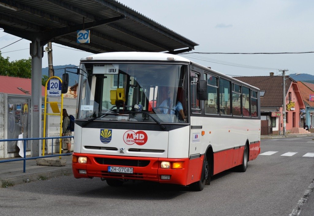 Autobusovú stanicu v Žiari nad Hronom niekoľko rokov prevádzkovala spoločnosť SAD Zvolen, od júla má stanicu v prenájme mestská spoločnosť Technické služby.