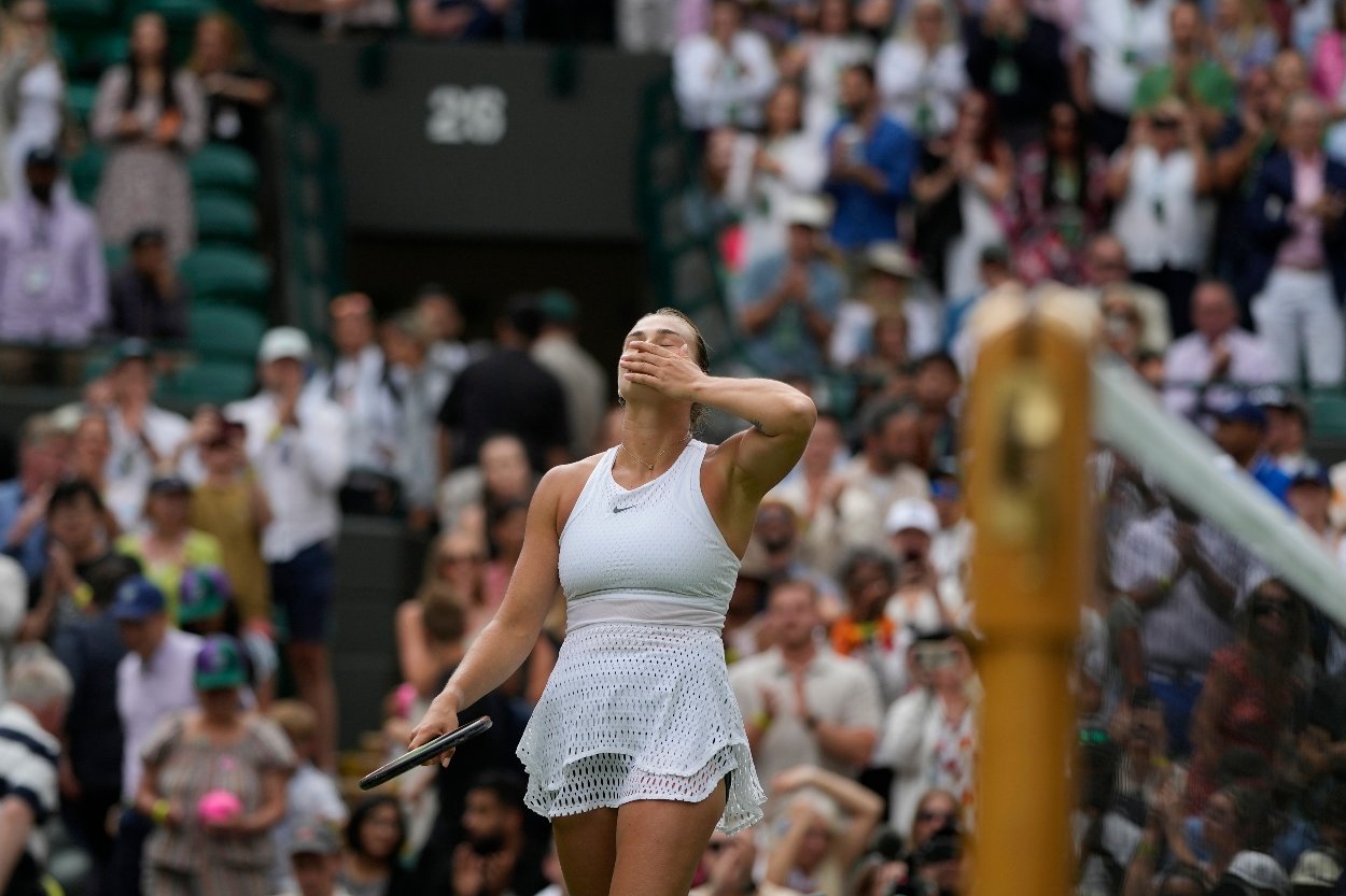 Bieloruská tenistka Arina Sobolenková sa teší po víťazstve nad Američankou Madison Keysovou.