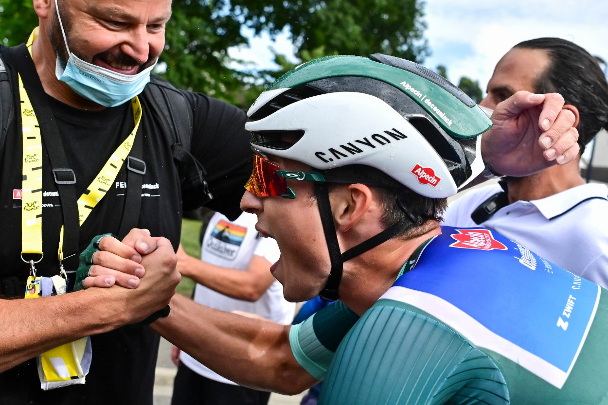 Jasper Philipsen z tímu Alpecin-Deceuninck sa teší v cieli z víťazstva v 11. etape Tour de France.