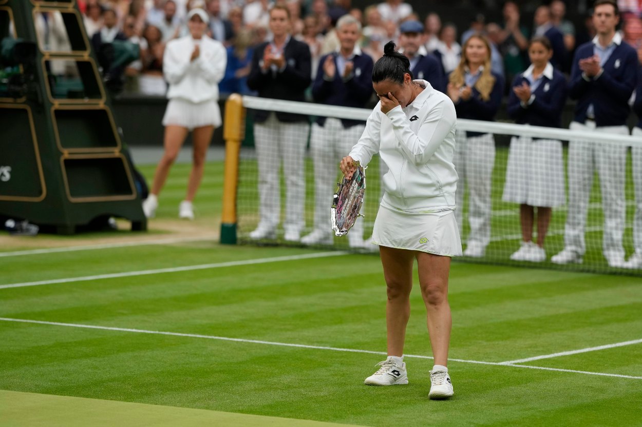 Tuniská tenistka Ons Jabeurová plače s trofejou za 2. miesto po jej prehre s Češkou Markétou Vondroušovou vo finále dvojhry žien na grandslamovom tenisovom turnaji Wimbledon v Londýne 15. júla 2023.