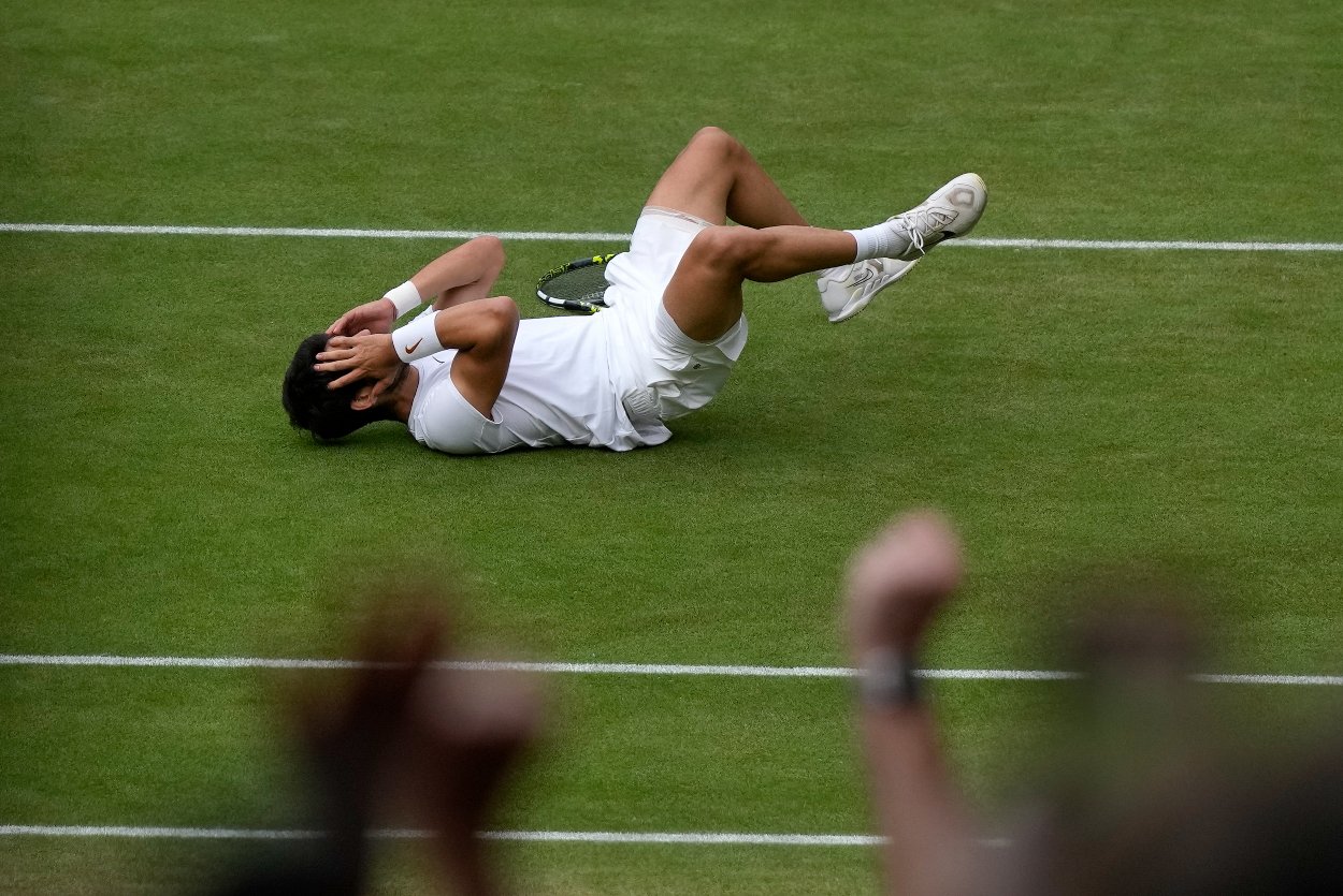 Španiel Carlos Alcaraz oslavuje po jeho výhre nad Srbom Novakom Djokovičom vo finále mužskej dvojhry na grandslamovom tenisovom turnaji Wimbledon