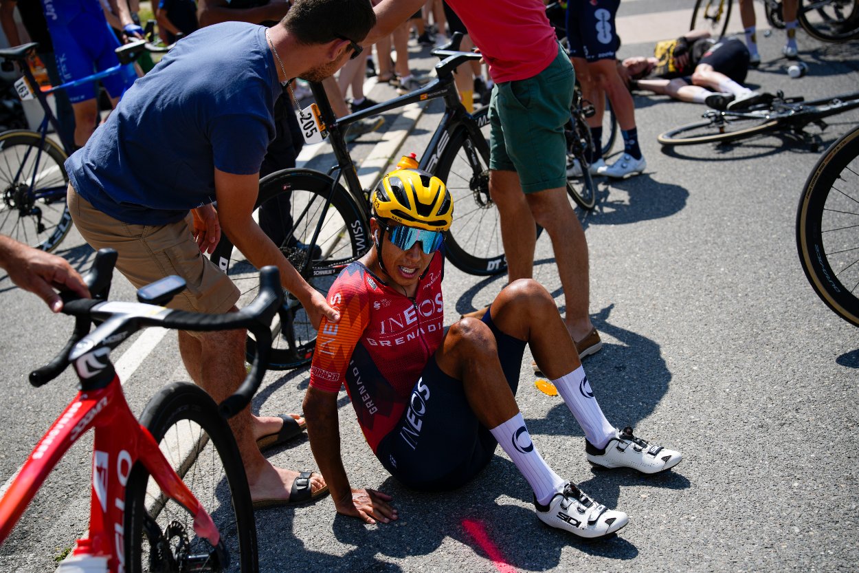 Kolumbijský cyklista Egal Bernal (vľavo) a Belgičan Nathan van Hooydonck (hore vpravo) sú na zemi po páde počas 15. etapy 110. ročníka cyklistických pretekov Tour de France na trati Les Gets Les Portes du Soleil - Saint-Gervais Mont-Blanc.