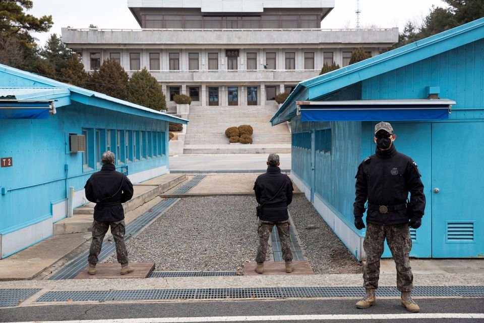 Juhokórejskí vojaci strážia počas mediálnej prehliadky v spoločnej bezpečnostnej zóne (JSA) na Demilitarizovanej zóne (DMZ) v pohraničnej dedine Panmunjom v Paju v Južnej Kórei.