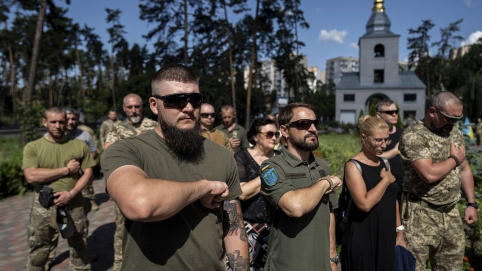 Ukrajinskí vojaci sa zúčastnili na rozlúčkovej ceremónii ich padlého kolegu a kamaráta Nicholasa Maimera, amerického občana a veterána, ktorý bol zabitý počas boja v Bakhmute proti ruským silám, na Ukrajine v stredu 19. júla 2023.