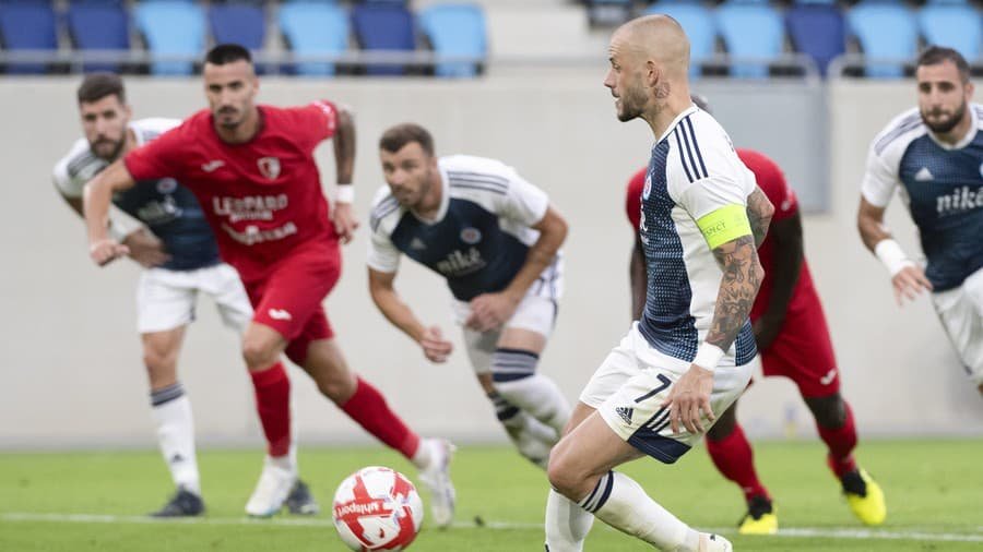 Na snímke v popredí hráč Slovana Vladimír Weiss ml. strieľa panenkovský gól z penalty v odvetnom zápase 1. predkola Ligy majstrov FC Swift Hesper - ŠK Slovan Bratislava v Luxemburgu